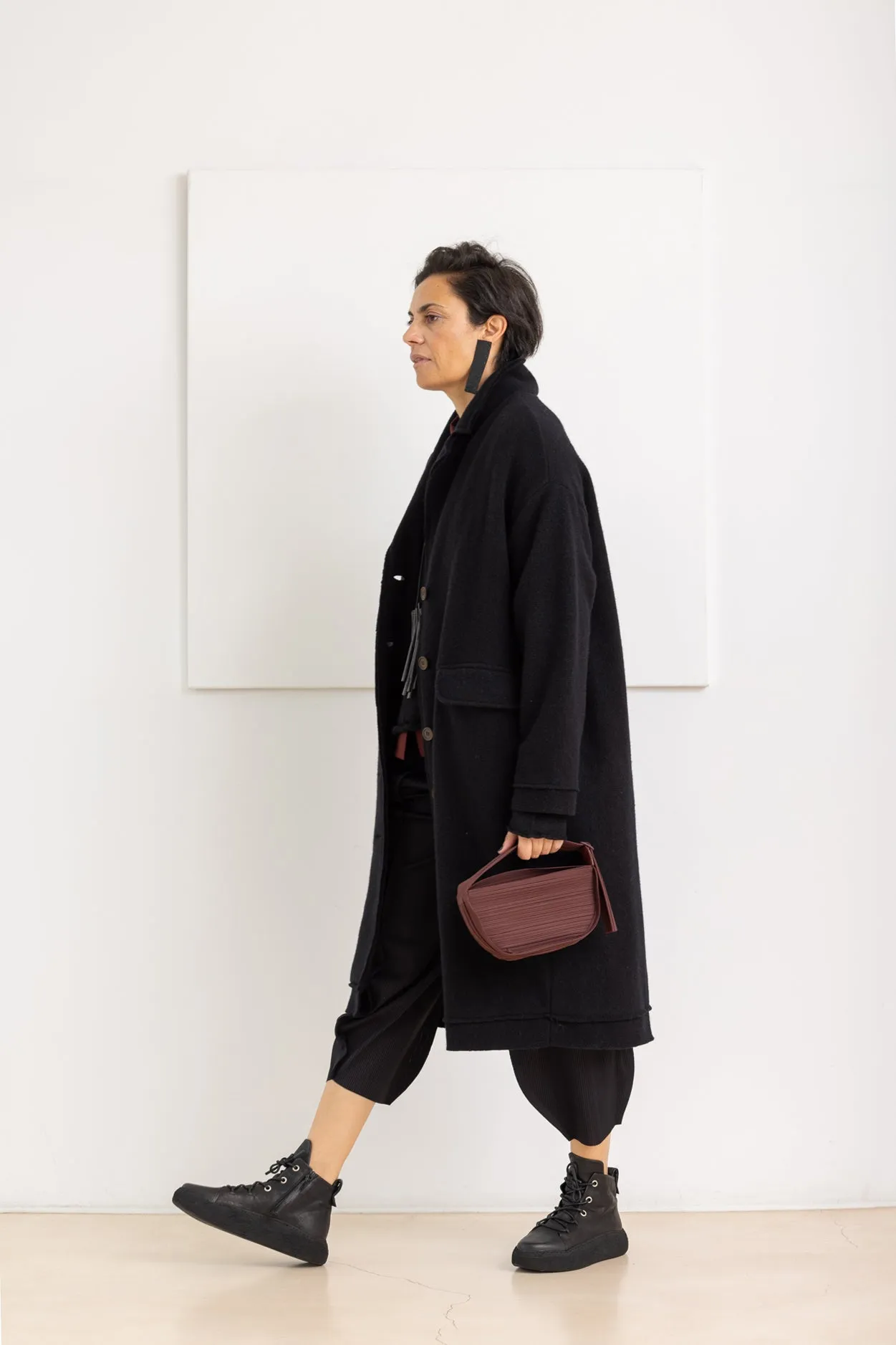 AEQUAMENTE LONG COAT BLACK