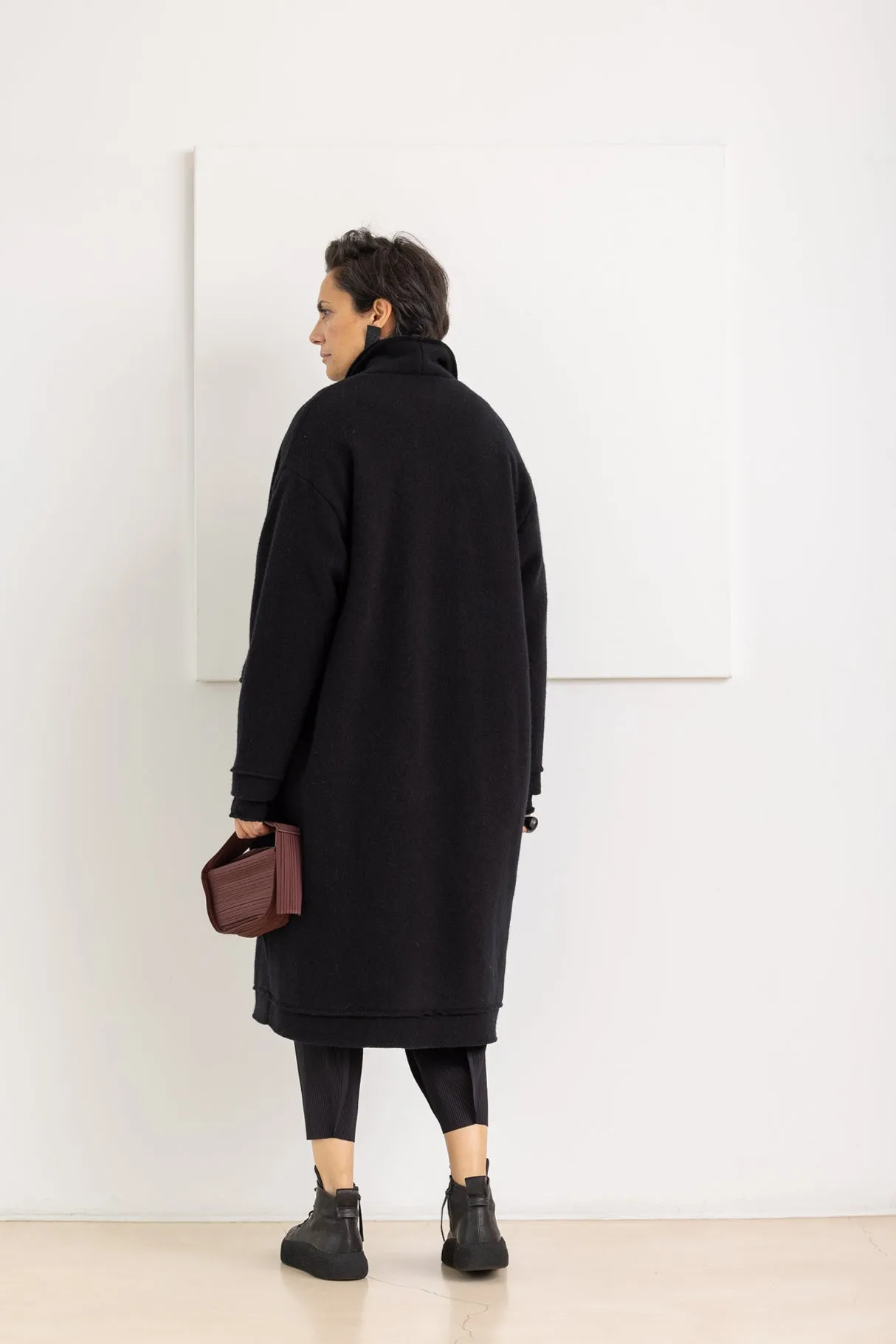 AEQUAMENTE LONG COAT BLACK