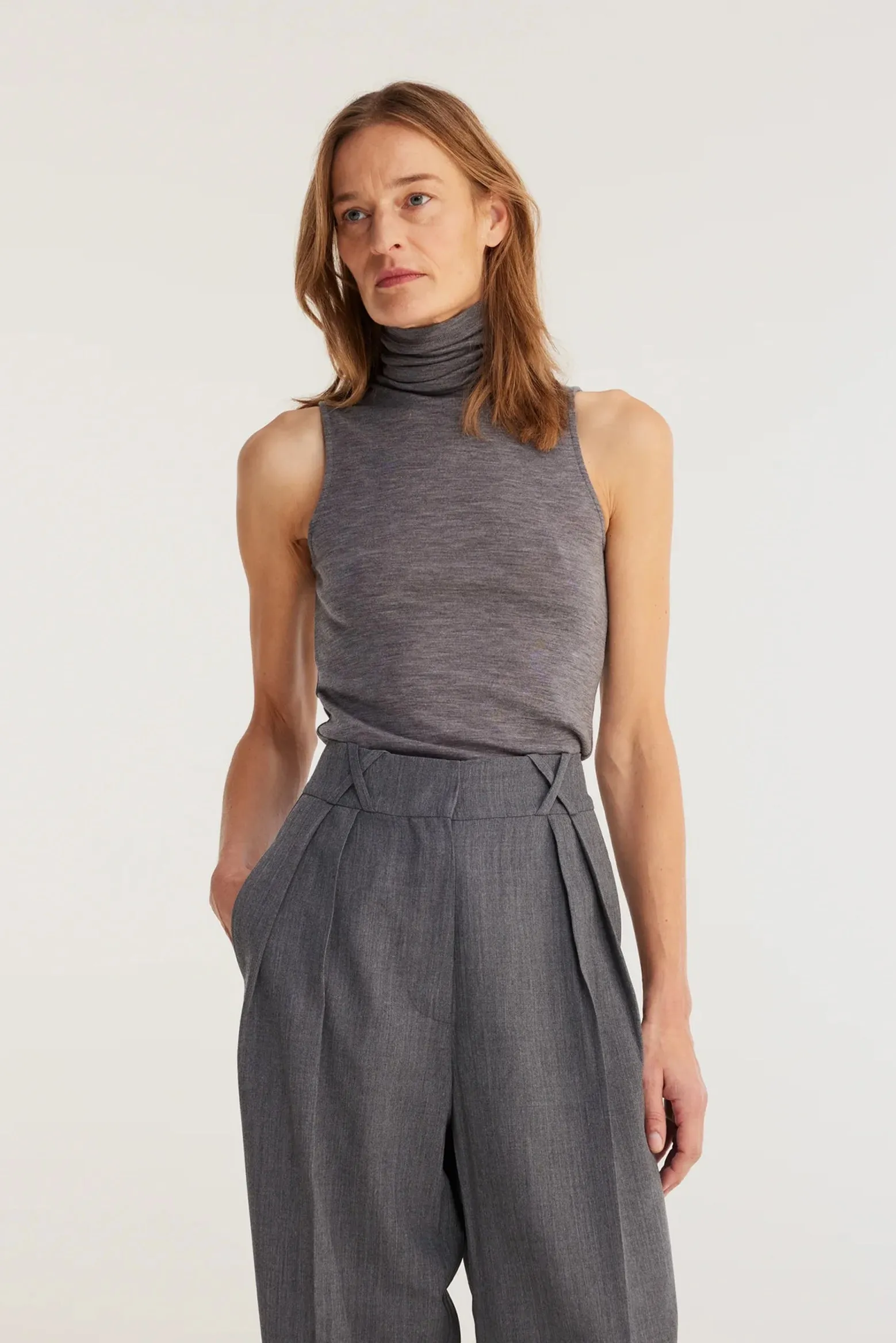 FINE MERINO SLEEVELESS TURTLENECK